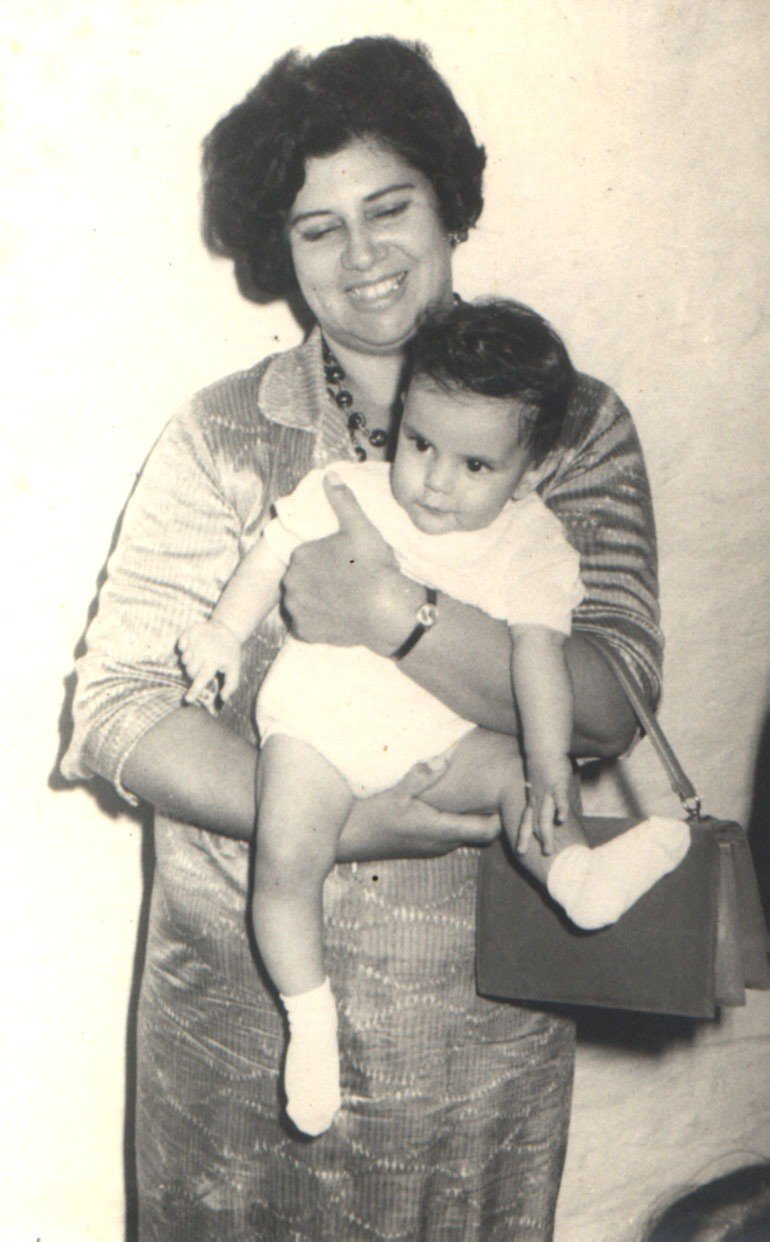 La abuela Zulema con un bebe en brazos